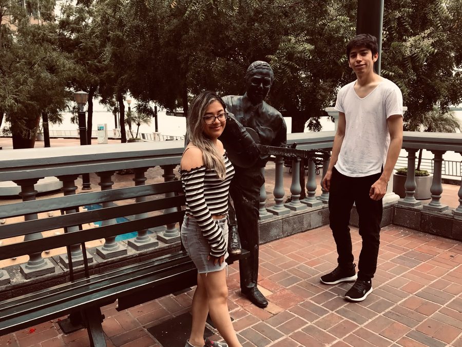 Luis y Sol junto a la estatua
